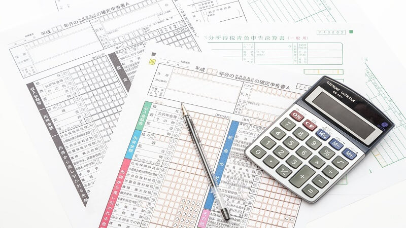 確定申告書と電卓とボールペン