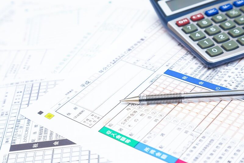 確定申告書とボールペンと電卓